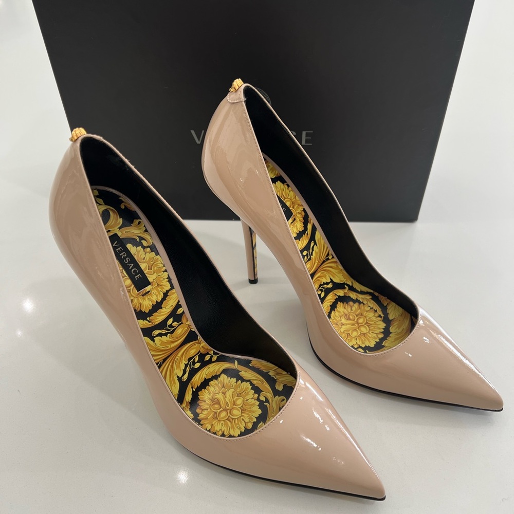 new VERSACE nude patent leather Medusa stud Barocco Hibiscus pump EU41 US9.5